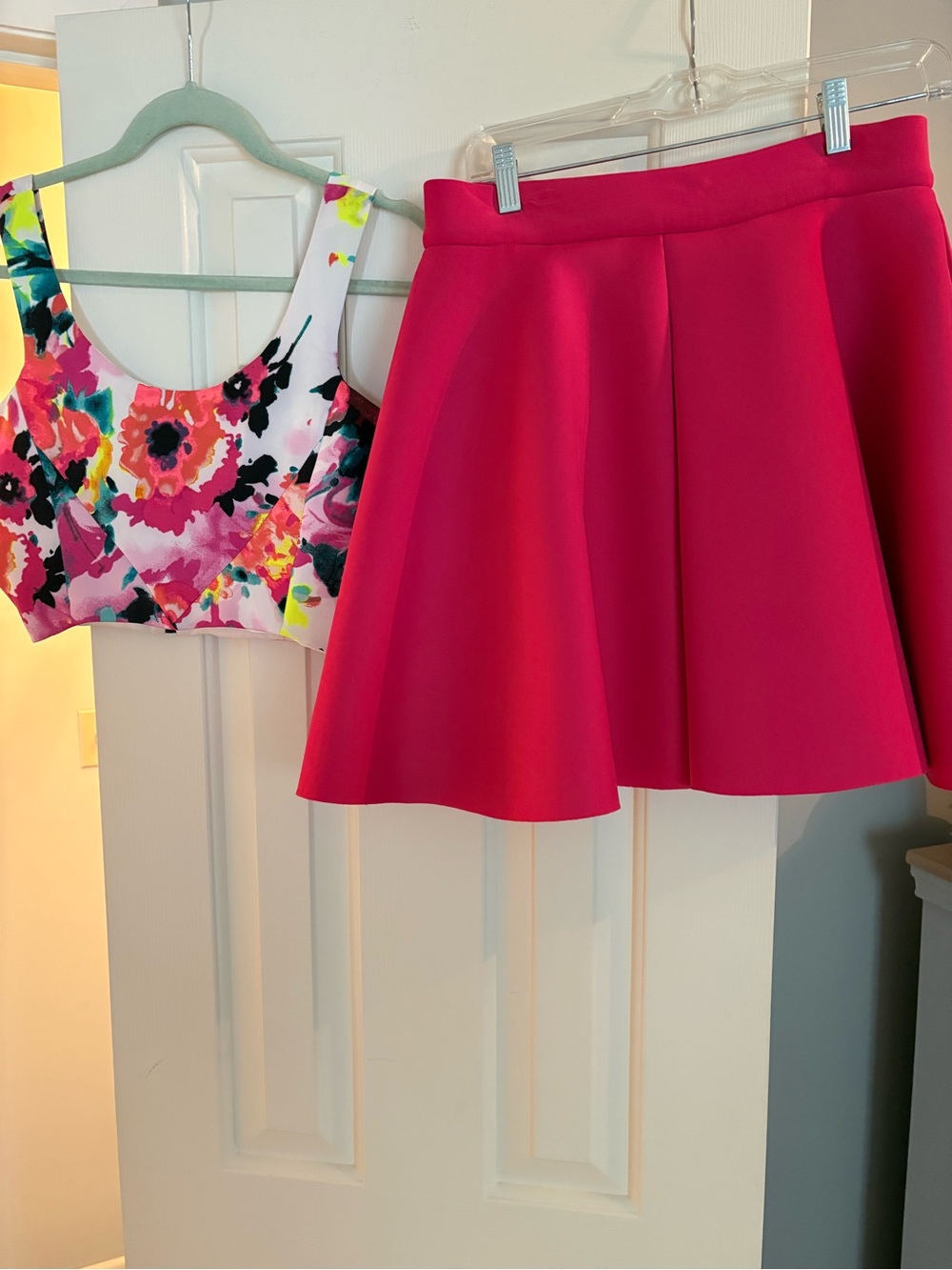 Bloomingdale Aqua Vibrant Pink Skater Skirt w/white floral top Mint condition Lg